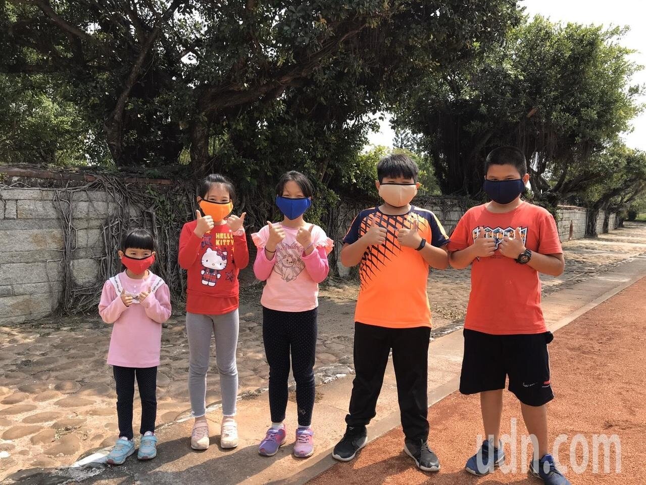 兒童節禮物很流行送口罩套,台南市鎮海國小就送口罩套。記者鄭惠仁/攝影