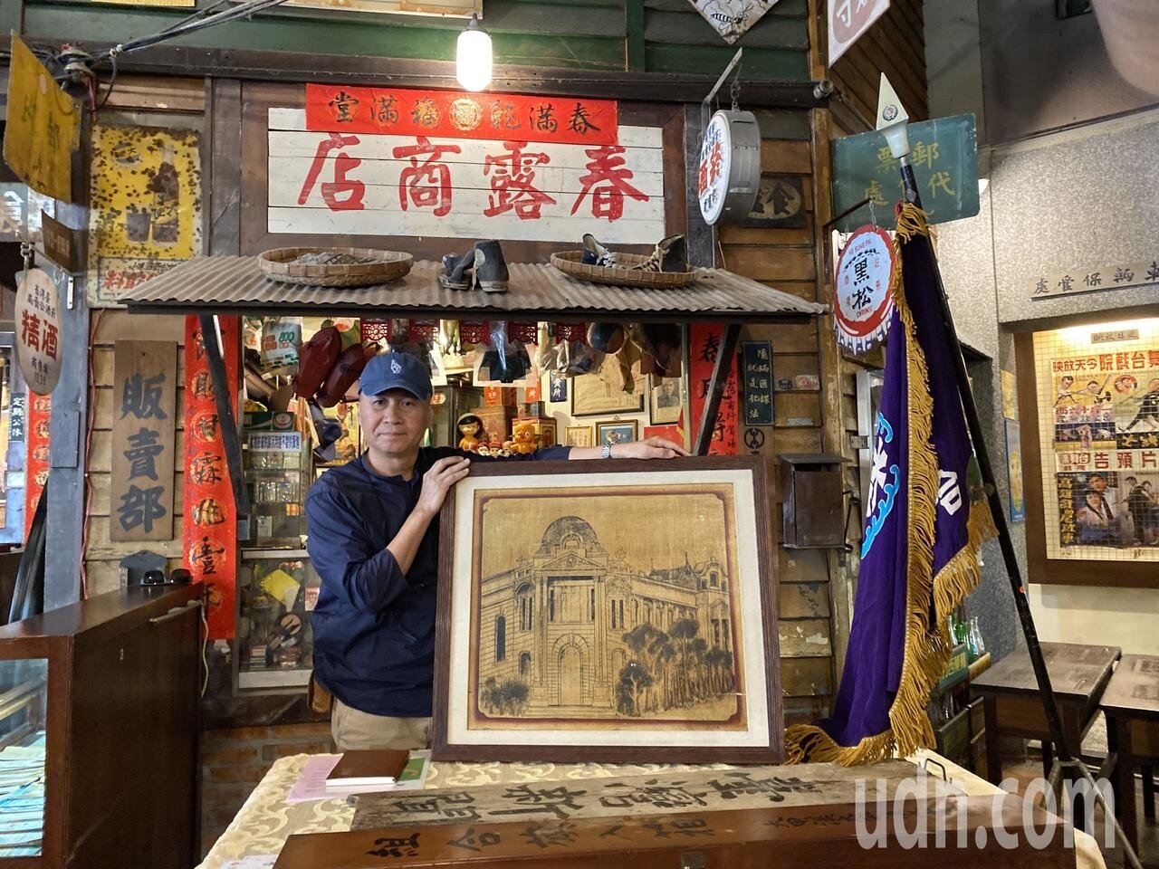 「香蕉新樂園」負責人吳傳治捐出大甲溪大安溪水害豫防組合旗等典藏文物,未來經鑑別收藏價值後,可望成為市史館的典藏品。記者趙容萱/攝影