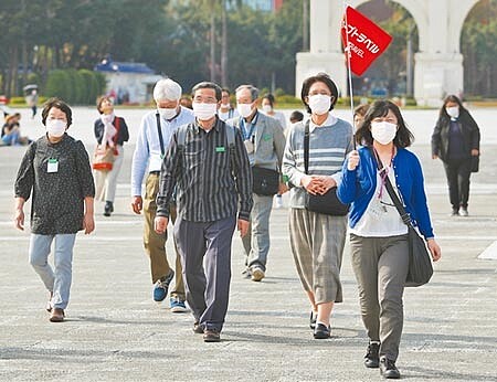 受到新冠肺炎疫情影響,觀光業、旅宿業等開始實施「無薪假」,通報家數創9年新高。圖為日本團客參觀中正紀念堂。(本報資料照片)