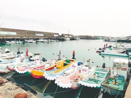 旅遊夯點小琉球平均每年吸引百萬遊客登島，而目前除公船外，民營交通船都停靠白沙港，屏縣府為分流人潮、平衡區域發展，計畫將未來加開的鹽琉線、鵬琉線等客船改停泊大福漁港。（謝佳潾攝）