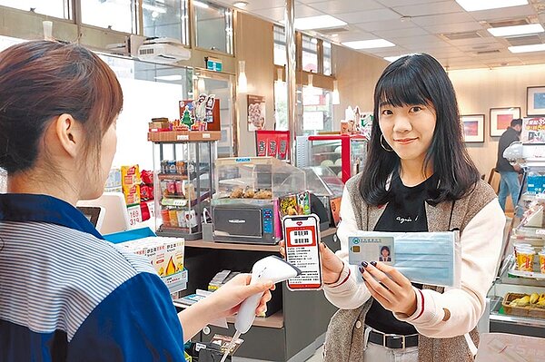 超商宣布響應「口罩實名制2.0」方案,整合線上線下推出「雙平台」防疫口罩領取服務,其中一大亮點是串接會員APP,線上操作後直接到門市櫃檯刷條碼即可,加速民眾領取口罩流程!(萊爾富提供)