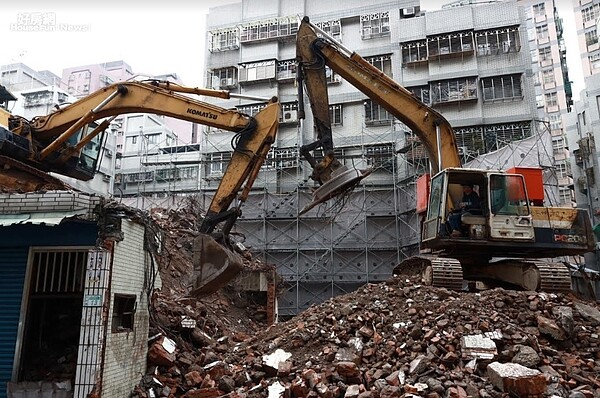 新北市五股區五福路的海砂屋正在拆除中。照片新北市城鄉局提供