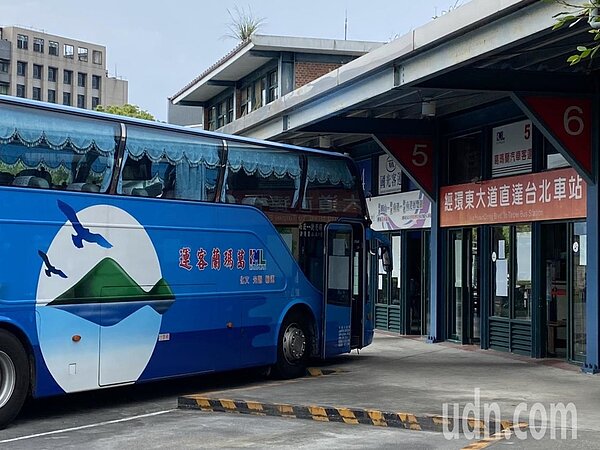 宜蘭轉運站每年旅客載運量達300萬旅次,縣政府爭取前瞻計畫4億7816萬元,將就地拆除重建宜蘭轉運站,為了讓新的宜蘭轉運站重建期間維持運載機能,縣政府配套興建「臨時轉運站」及周邊行車動線公共設施,預下月動工,今年8月完工。記者羅建旺/攝影