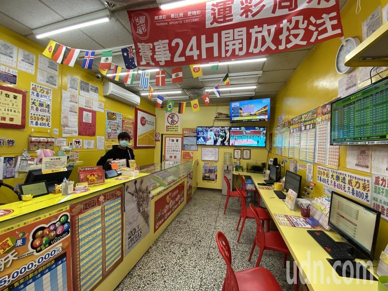 台中市西屯區一家彩券行從今天上午8時30分美國NBA賽會就宣布無限期停賽後,店內不見運動彩券下單的民眾,大嘆「等嘸人」。記者趙容萱/攝影