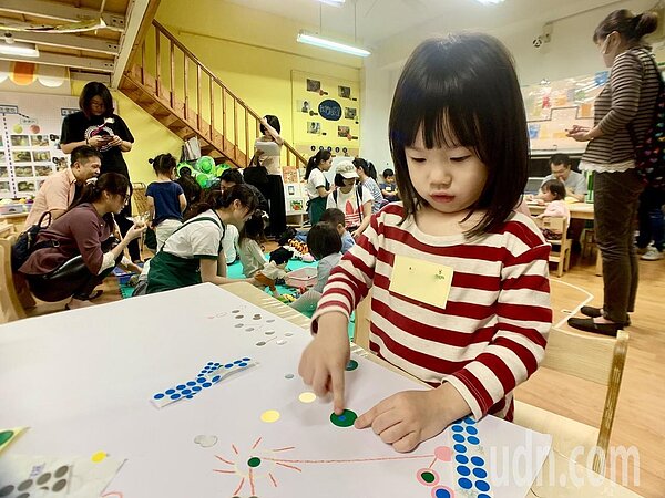 私幼業者抱怨,家長「雙押寶」導致私幼名額被占滿,最後卻無人就讀。北市教育局修正教保機構收退費辦法,私幼可向家長加收「行政費」。 圖/聯合報系資料照片