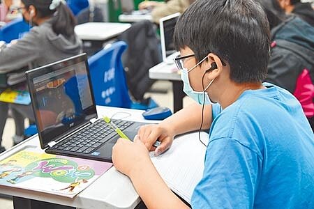 疫情延燒下恐造成學校大規模停課,新北市教育局長張明文12日至三峽龍埔國小視察,模擬遠距教學上課狀況。(許哲瑗攝)