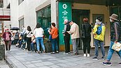 不會網購、怕買不到、不想多花錢…藥局搶購人潮變多