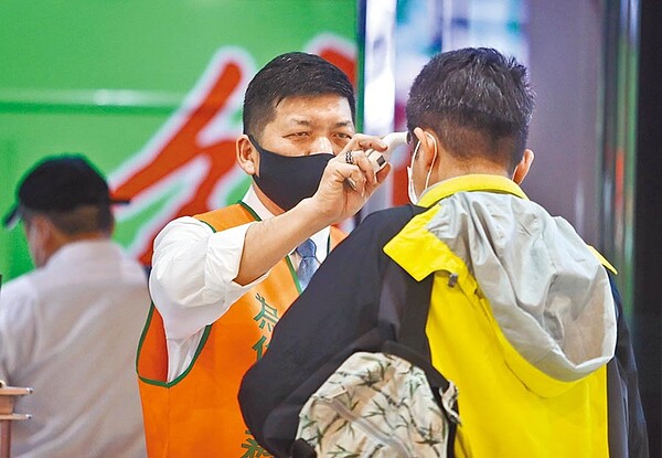 新冠肺炎疫情嚴峻,勞動部研擬針對投保薪資低於2萬3800元的非典型勞動者,在減班休息階段提供如「量額溫」等工作,提升勞工工作收入。(劉宗龍攝)