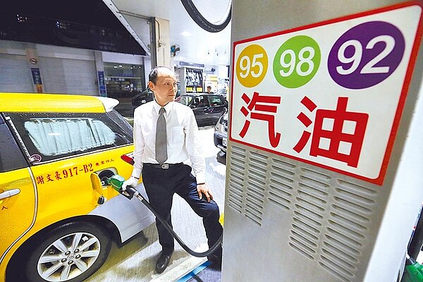 受疫情衝擊，交通部將撥11億元補貼計程車業，每月加500公升汽油每公升補貼4元，合計每月約2000元，為期6個月，4月1日將上路。圖／中時報系資料照