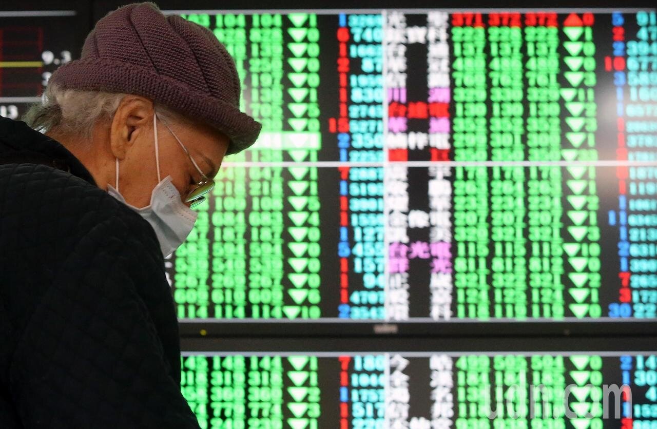 台股昨(12)日慘遭三殺,外資大賣、多殺多、程式交易殺出,終場大跌471點、跌幅4.3%。記者胡經周/攝影