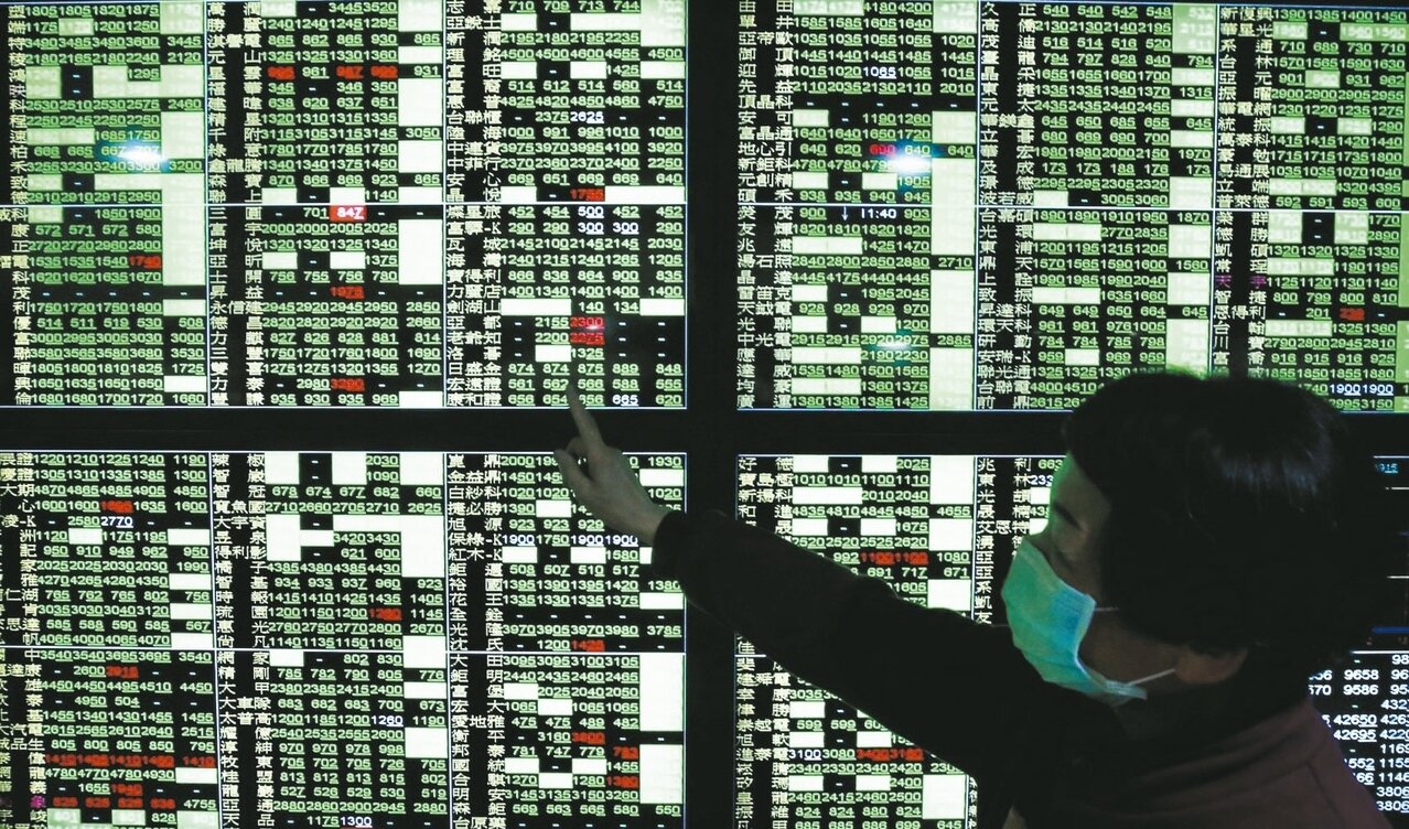 受到美國股市重挫熔斷,台股今天上午一開盤就大跌,投資人擔憂的神情盡顯在臉上。 記者許正宏/攝影