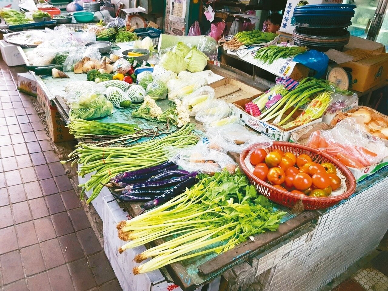 農委會副主委陳駿季表示，短期葉菜類每天有300公噸供應到市場，近期蔬菜生產量多，菜價低迷。圖／聯合報系資料照片