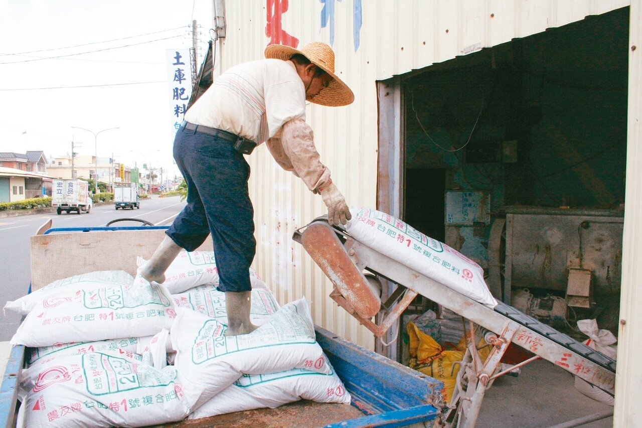 農委會針對疫情影響提出四項因應措施,除了穩定農漁畜產價格外,還將推肥料版實名制,確保肥料供應無缺。 圖/聯合報系資料照片
