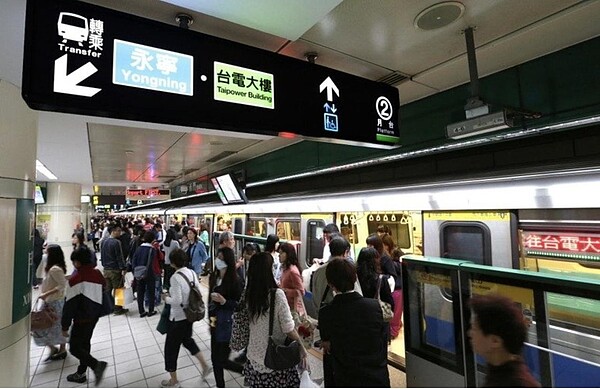 勞保局指出,自下月起,受疫情衝擊之產業可申請緩繳勞保、就業保險保險費及勞工退休金。圖為因疫情運量下滑的台北捷運。 圖/聯合報系資料照片