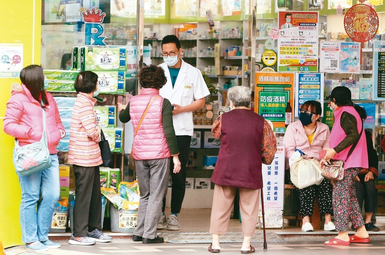 食藥署表示,兒童口罩買氣差,13日起停配2622家藥局兒童口罩至15日。圖/聯合報系資料照