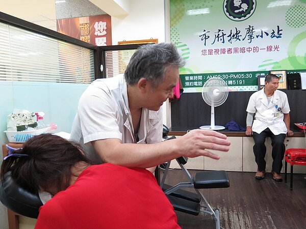 桃園市政府1樓的市府按摩小站仍維持營運,但受疫情影響,營收也銳減不少。圖/聯合報系資料照