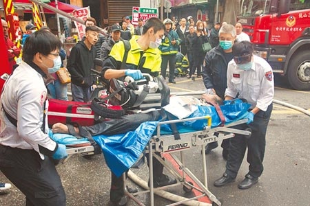 台北市萬華區華西街14日清晨6點多發生火警，一處連棟公寓冒出濃煙，警消獲報後立刻到場救援，其中5男1女無生命跡象、1男2女嗆傷，共計9人送醫搶救。(杜宜諳攝)
