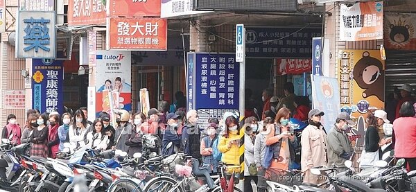 口罩實名制2.0已上路,但藥局前排隊人潮依然不減。記者潘俊宏/攝影