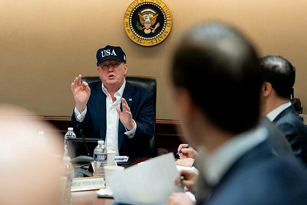 川普說明病毒檢測結果。(圖擷取自Donald Trump臉書專頁)