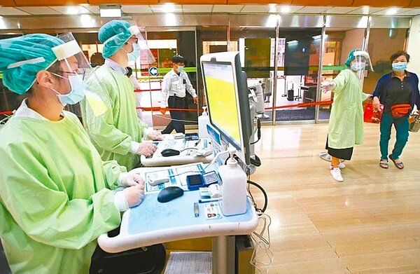 指揮中心指揮官陳時中表示,擔心我國出現漏網之魚,即起啟動回溯性主動篩檢,將入境資料與健保資料進行鉤稽,若過去14天內有歐洲旅遊史,且有肺炎、呼吸道症狀就醫史,衛生單位將主動召回採檢。圖/聯合報系資料照