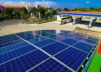 台灣中油公司自16日凌晨零時起汽、柴油價格每公升各調降3.8及4.0元。圖／中油提供