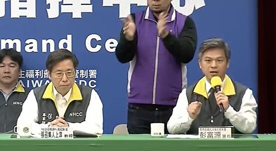 教育部國教署署長彭富源在記者會上表示,按照停課標準,該案的班級要停課14天。(圖翻攝自疾管署記者會直播)