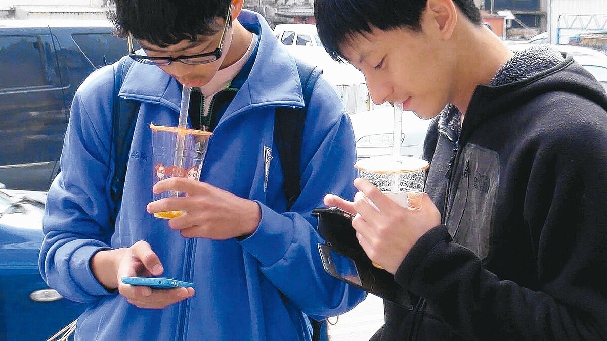 長期低頭滑手機或坐姿不良,可能形成「烏龜頸」,容易扭傷發生局部發炎腫脹。 圖/聯合報系資料照片