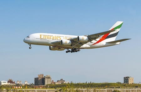 感染人數擴大 阿聯酋停台航線阿聯酋航空公司空中巴士A380型巨無霸客機15日降落桃園機場，深夜起飛返回杜拜之後，阿聯酋航空決定暫時停飛杜拜桃園航線。（陳麒全攝）