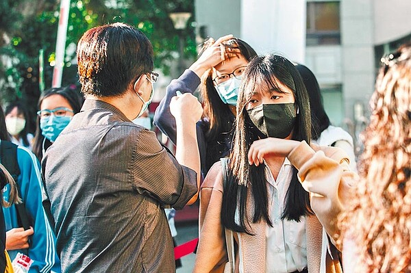 新冠肺炎疫情延燒,各校從開學後,天天量體溫,就是要守住防疫的每一道防線。圖為校園防疫示意圖。圖/中時資料照片