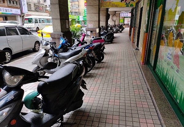 民族路(建國路─明德路) 單號邊路段將自3月23日起實施機車退出騎樓。圖/新北市政府提供