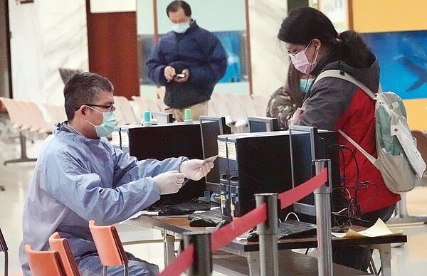 醫師指出,看病時常用的「健保卡」非常容易帶病菌,建議用卡片套收納並在使用後進行清潔或消毒。記者杜建重/攝影