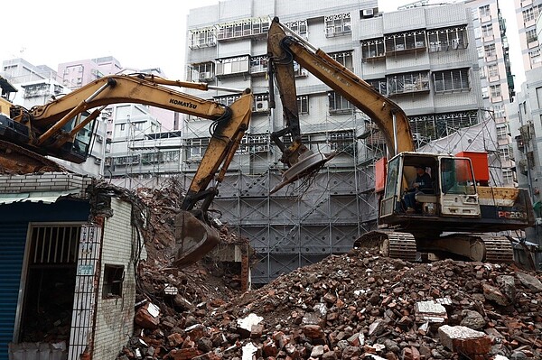 位在新北市五股區五福路的海砂屋因屋況不佳，市府從2015年列管，住戶申請「新北市防災建築再生自治條例」，取得50％容積獎勵，並在今年3月進行拆除。圖／新北市城鄉局提供