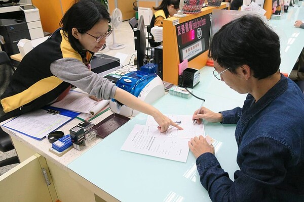 內政部今起在桃園、台中、雲林、嘉義、屏東及澎湖等縣市試辦護照代辦。圖/新北市民政局提供