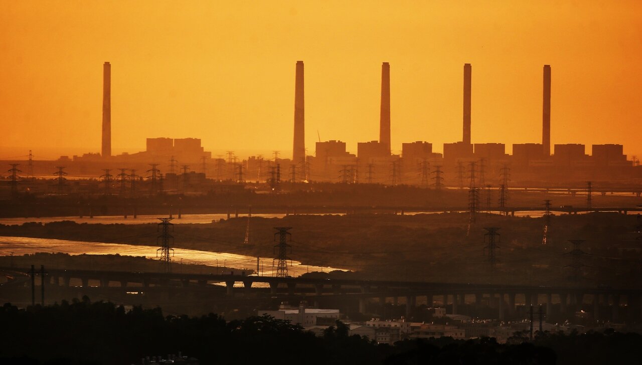 行政院日前宣布台中市生煤管制自治條例部分條文因牴觸空汙法無效,引發外界討論。對此環保署表示,空汙法已提供多項管制工具。 聯合報系資料照片/記者黃仲裕攝影