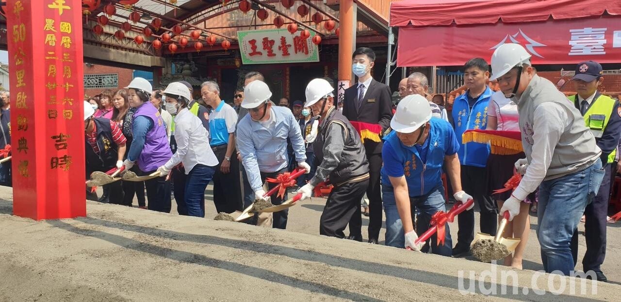 台中市府今天在清水區鎮安宮前，舉辦路修復平50公里啟動典禮，市長盧秀燕（右五）等人主持動土。記者游振昇／攝影