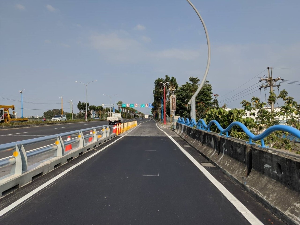 	高屏大橋南下機車道提前完工，仍可見新舊路段的銜接色差。記者陳弘逸／攝影