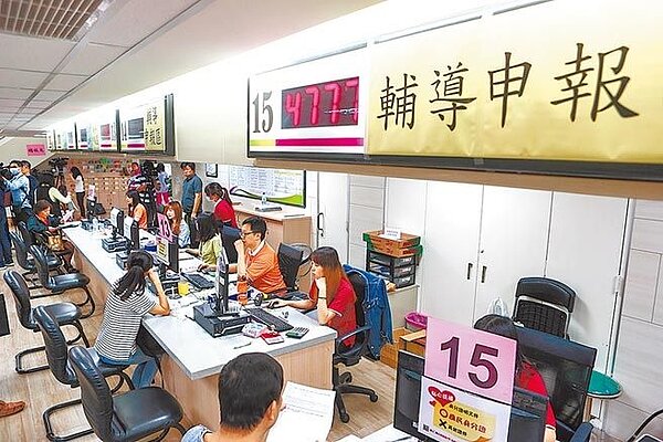 財政部長蘇建榮宣布,受疫情影響者,最長可延緩繳稅一年,圖為民眾在國稅局報稅。圖/中時資料照片