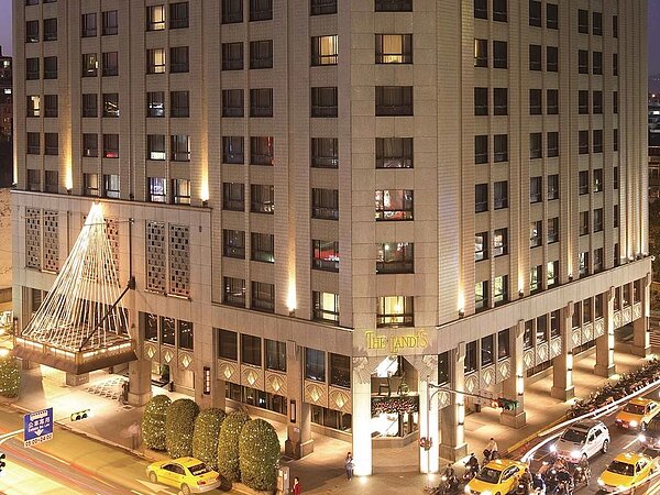 麗緻餐旅集團旗下台北亞都麗緻飯店傳出將於4月1日起3個月,每個月放6天的無薪假。圖/取自Booking.com