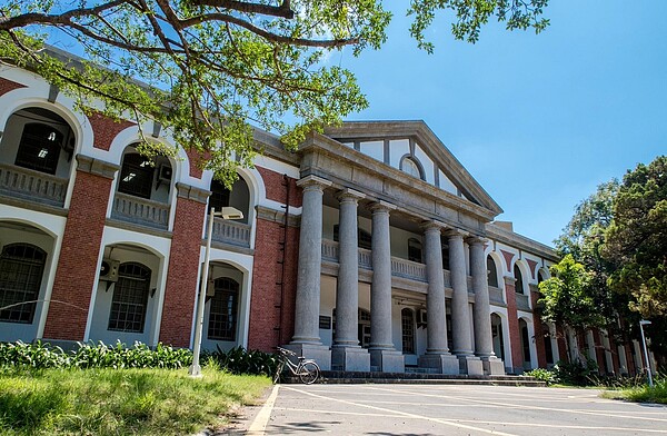 成功大學傳出疑似確診病例,校方表示確實有向師生發布緊急通知,不過對於是否真有疑似個案在校園,仍要等到17日下午後統一對外說明。圖/成功大學臉書