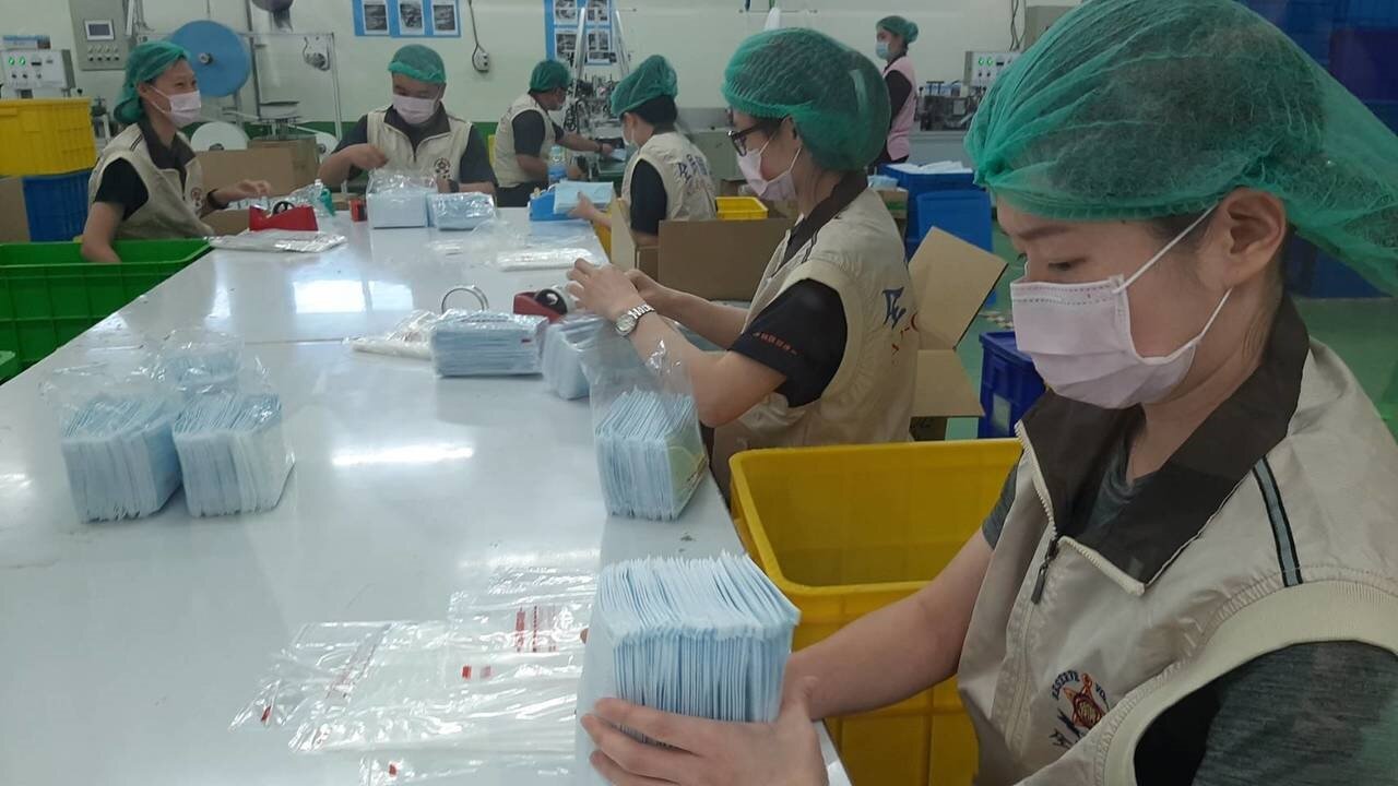 台南學甲區格安德口罩工廠,有屏東縣後備指揮部支援39名國軍進駐協助生產。記者吳淑玲/攝影