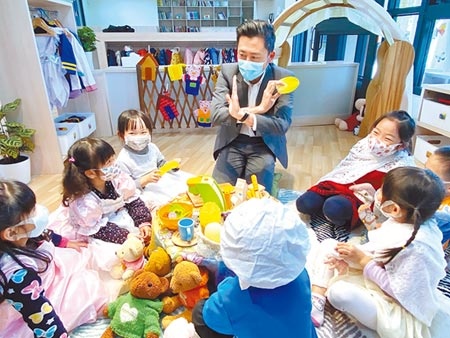 新竹市政府6年投入3億，整建公立老舊幼兒園，市長林智堅17日特別前往茄苳幼兒園與幼兒一起玩家家酒。圖／陳育賢攝