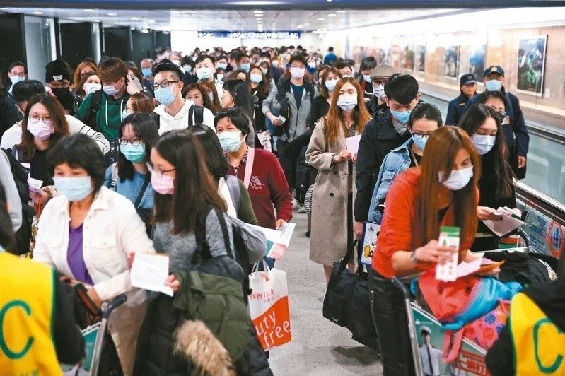 新冠肺炎疫情持續延燒,許多人外出都會帶口罩防疫。本報資料照片