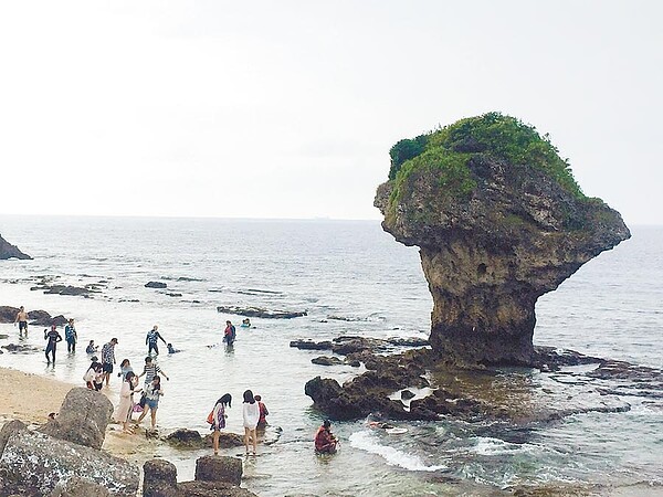 新冠肺炎疫情衝擊大,連年有破百萬遊客的小琉球也無法倖免,距清明連假僅剩2周,但島上民宿訂房率竟5成不到,有別以往一房難求。(謝佳潾攝)