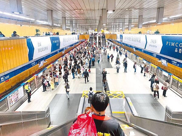 北捷取消8折優惠改推常客回饋,遇上新冠肺炎疫情爆發,因此北捷運量雪上加霜。(張薷攝)