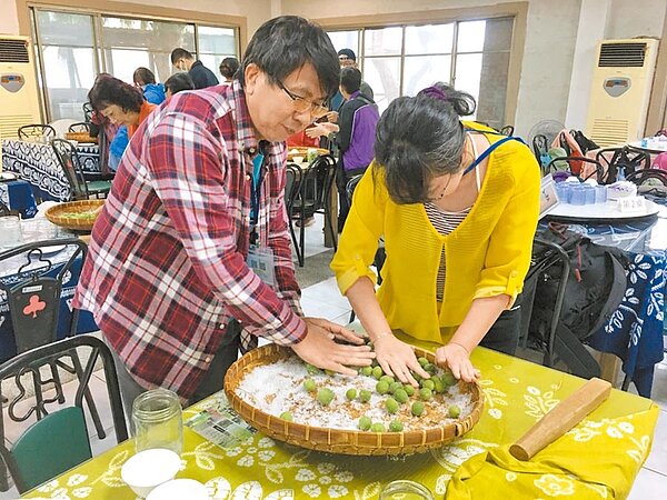 受疫情影響,台南市楠西密枝社區果農之家餐廳散客人數增加,餐廳推出脆梅DIY體驗吸客。(翻攝相片/劉秀芬台南傳真)
