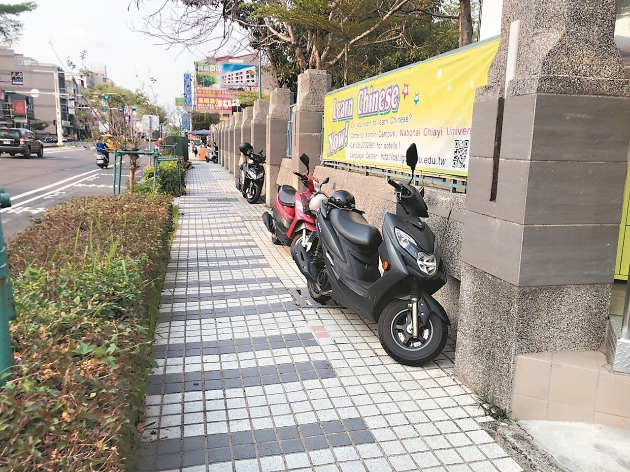 嘉義大學新民校區外的人行道，常有機車占用違規停車，警方將開罰。 記者李承穎／攝影