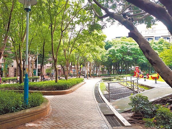 樹林長壽公園周遭人口過密,活動中心不敷使用,市府決定要在長壽公園內增建一處活動中心,供當地里民舉辦活動、老人共餐。圖/新北市交通局提供