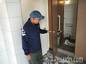 桃園龍潭大池北側公廁坐式馬桶少　長者蹲不下去怎麼辦