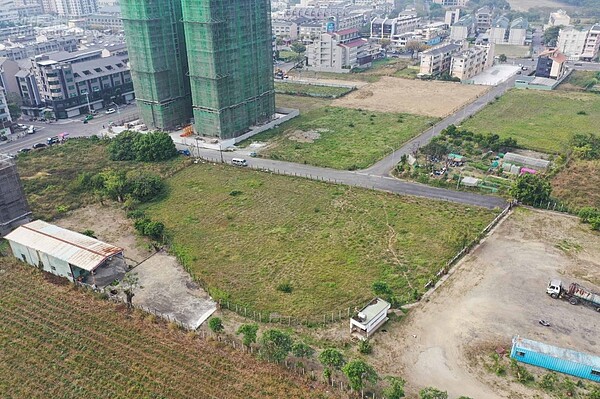 高雄市地政局本季公開標售開發區土地，溢價率最高的土地，出現在高雄大學區段徵收區，該地面積約1219坪，以3億5990萬元標脫，溢價率達43.96％。照片高雄市地政局提供