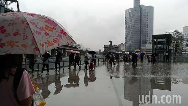 明天鋒面影響台灣,預計中部以北是雲系主要影響的區域,容易有陣雨,下雨持續時間也會比較長。本報資料照片